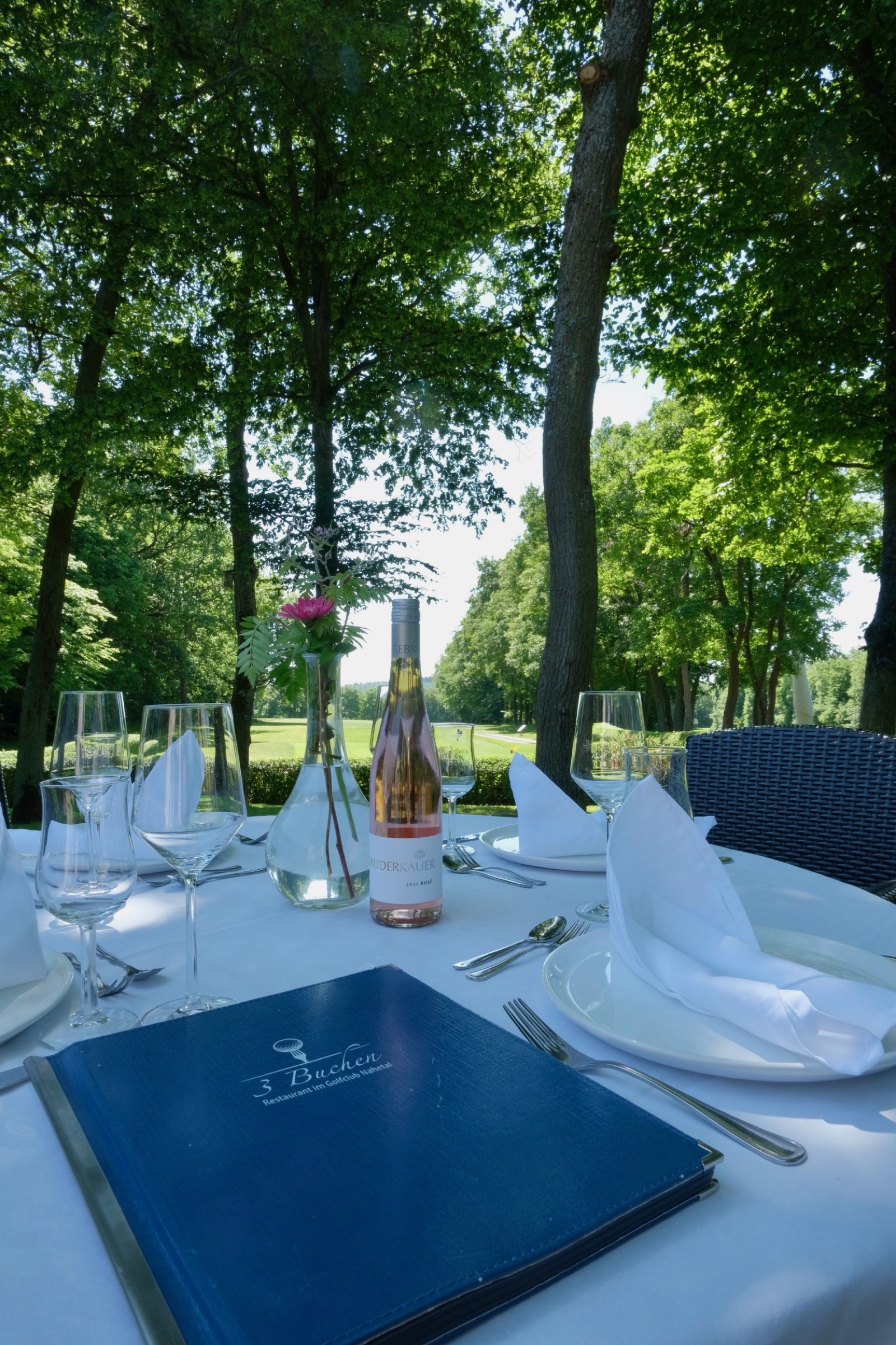 Gedeckter Tisch draußen