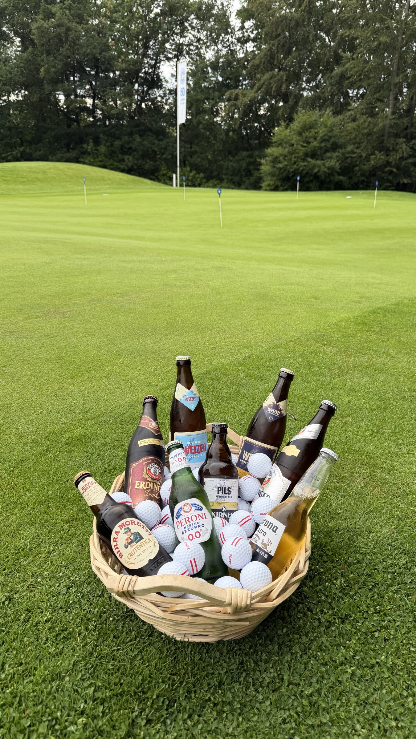 Getränkekorb am Golfplatz