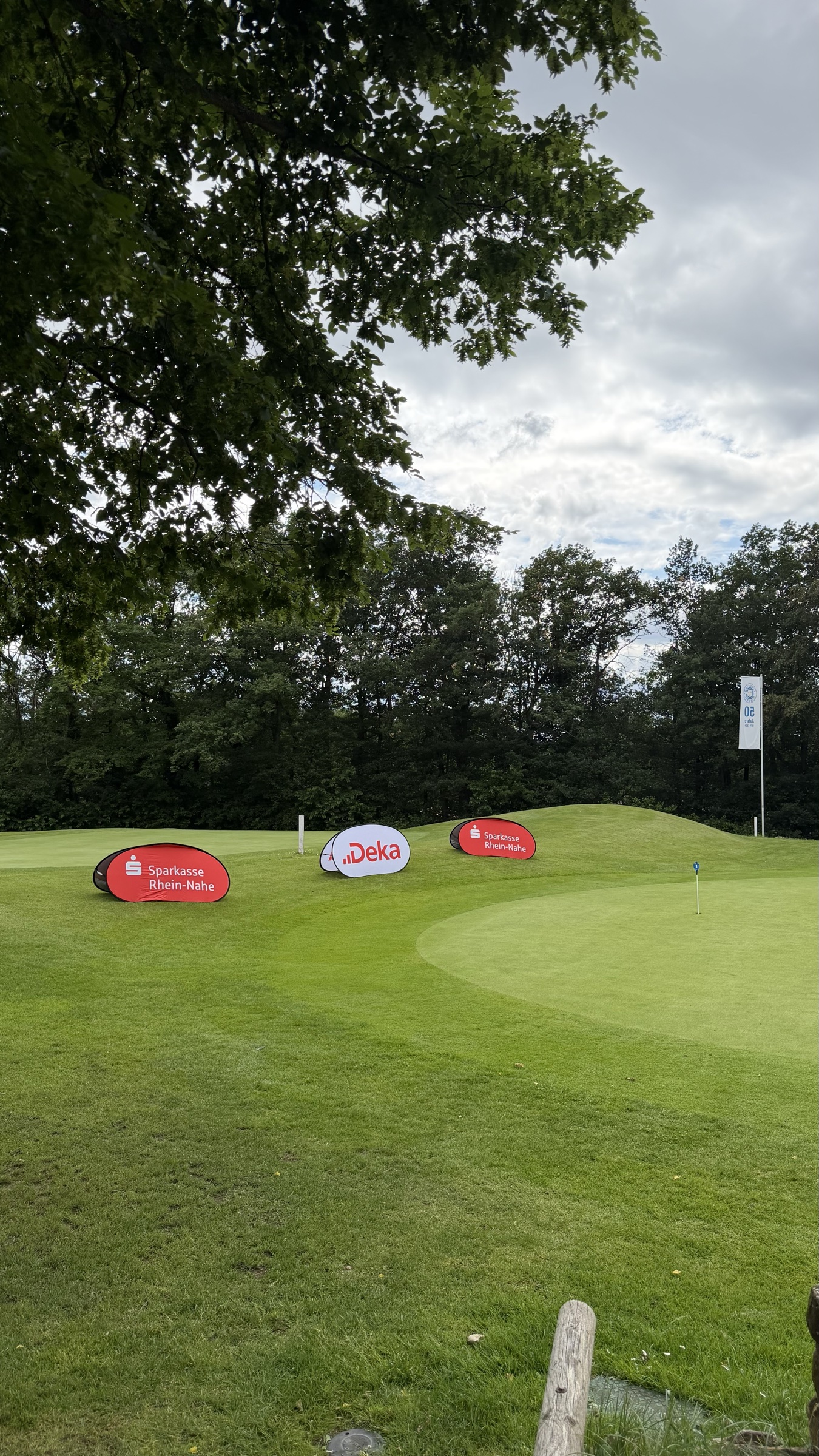 Golfplatz mit Turnierschildern