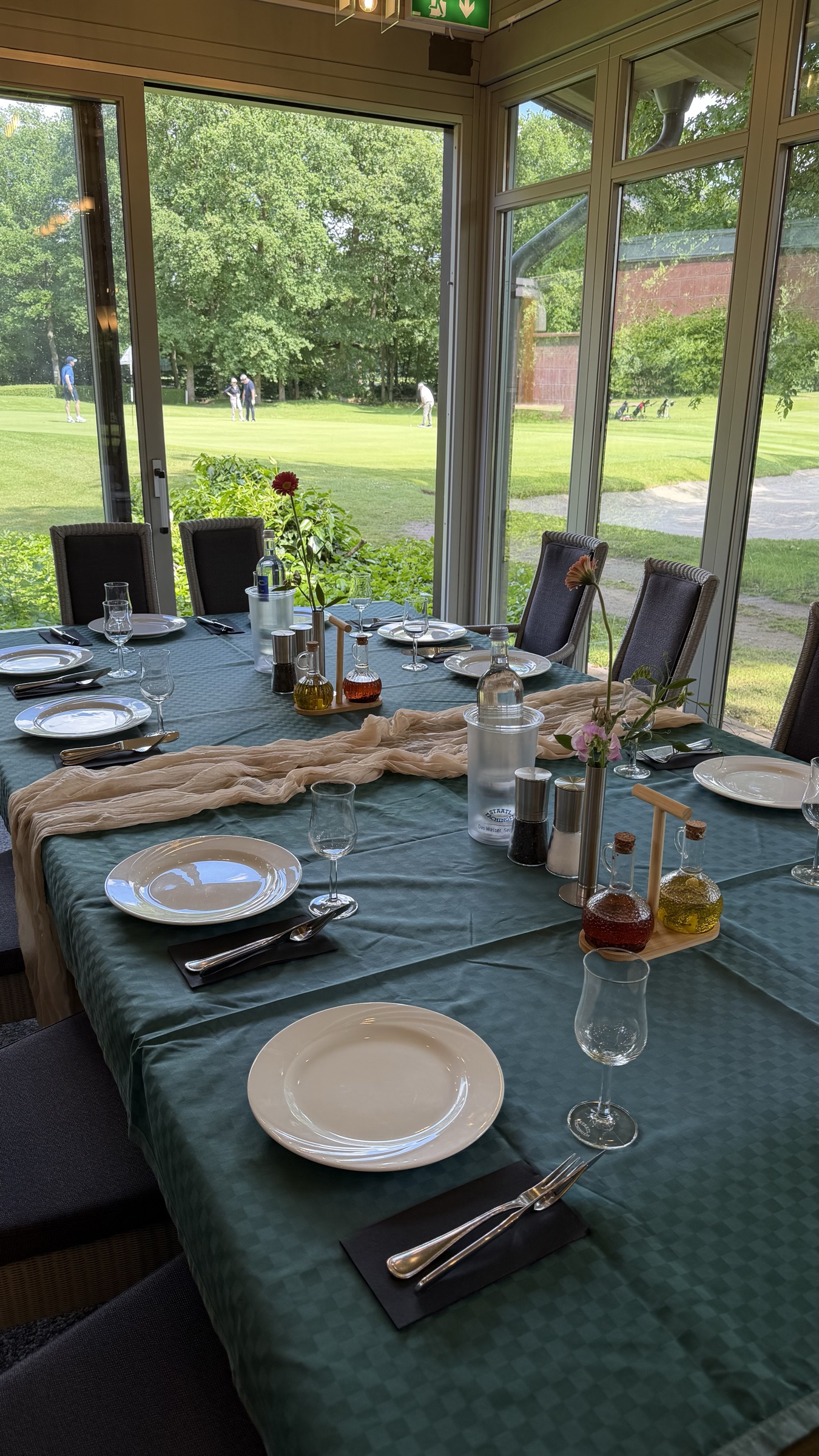 Gedeckter Tisch am Fenster