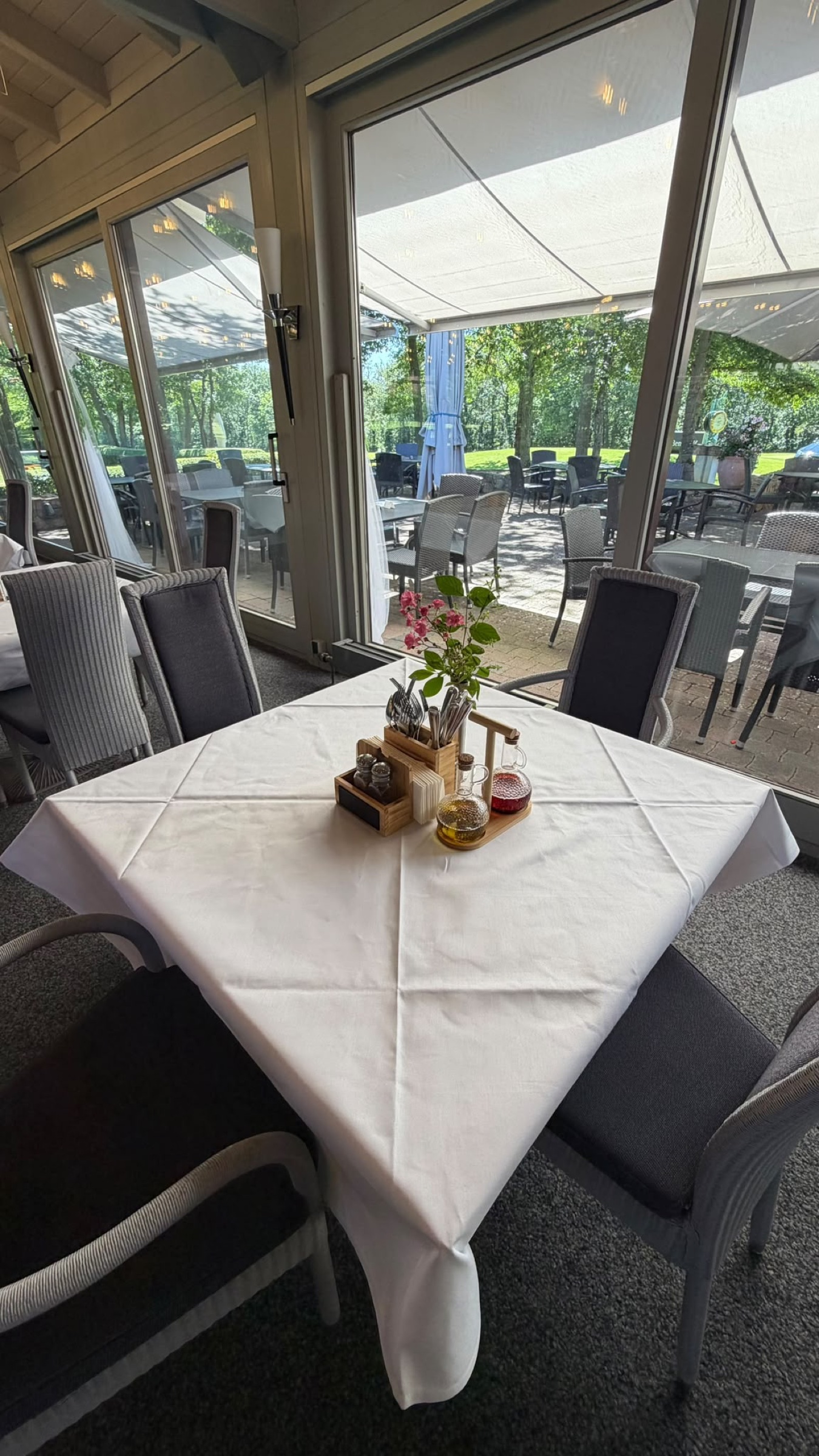 Tisch mit Blick zur Terrasse