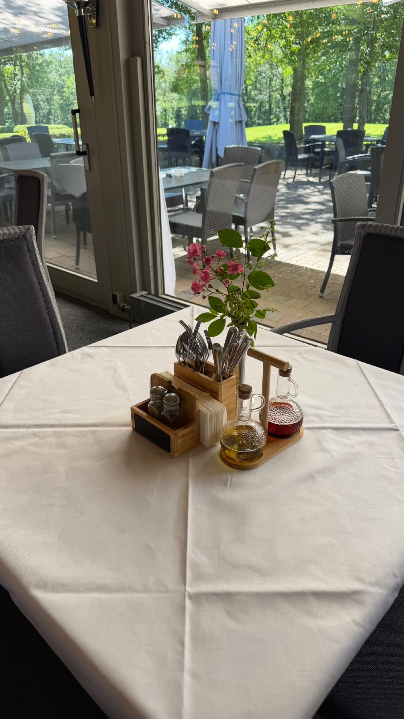 Tischdetail vor Terrasse