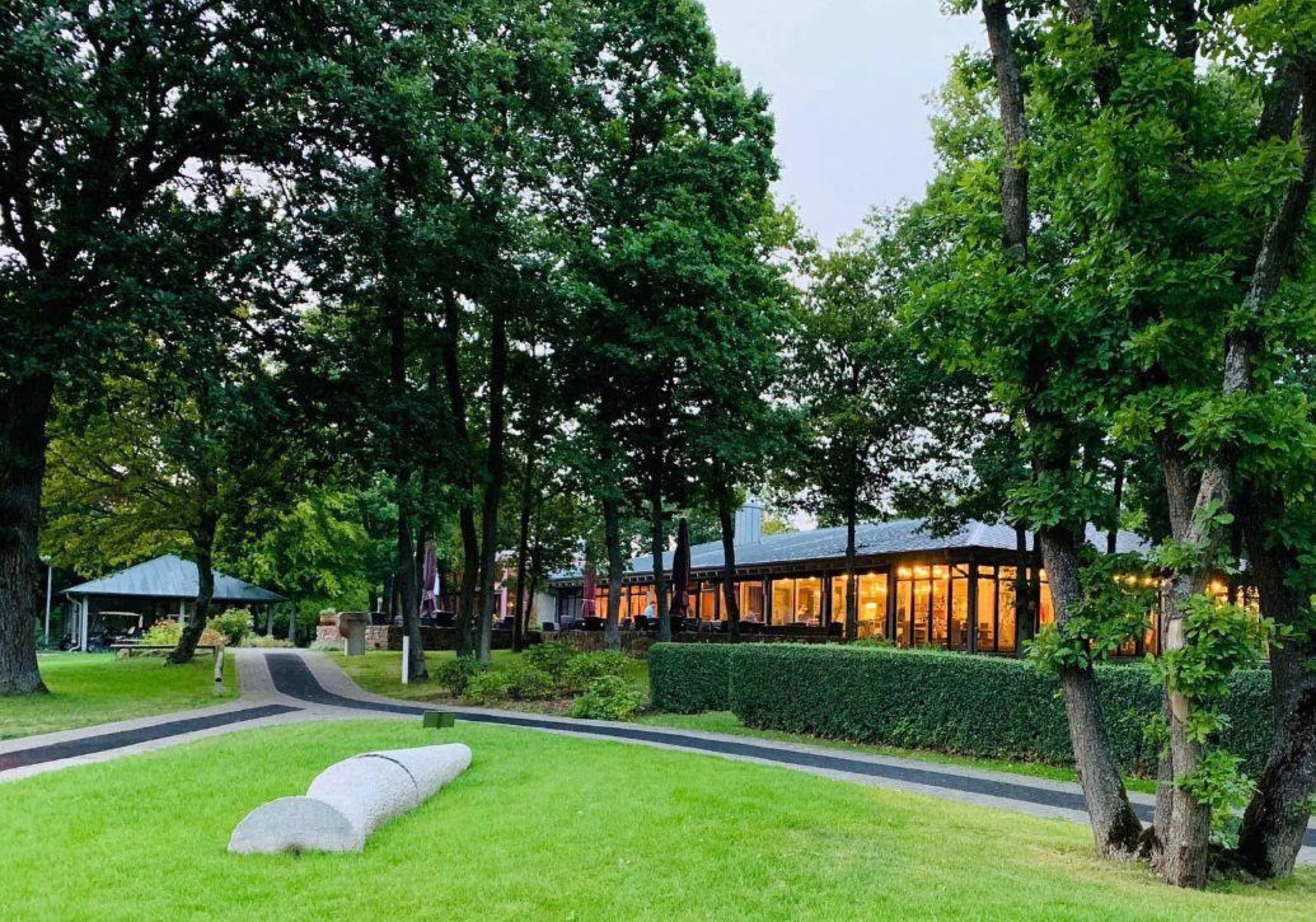 Restaurant im Grünen am Abend